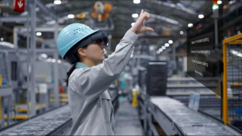 图 | 佩戴微软HoloLens头显的工人