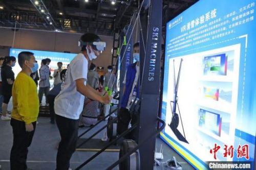 5图为一位男子戴上VR眼镜体验VR滑雪。　刘占昆 摄